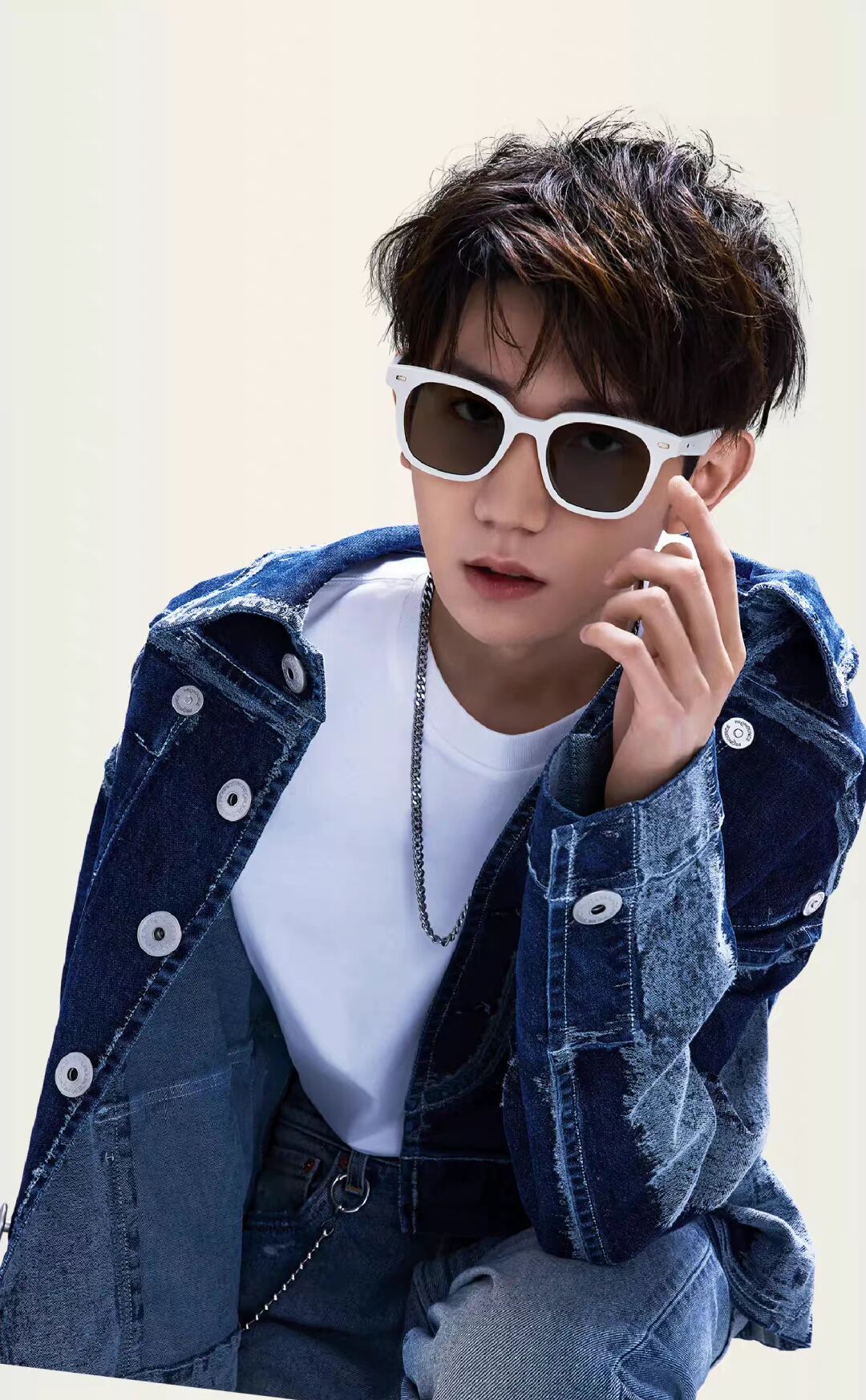 王源身着"我刚吗"卫衣前往海口,被人偶遇在海边坐沙滩车工作