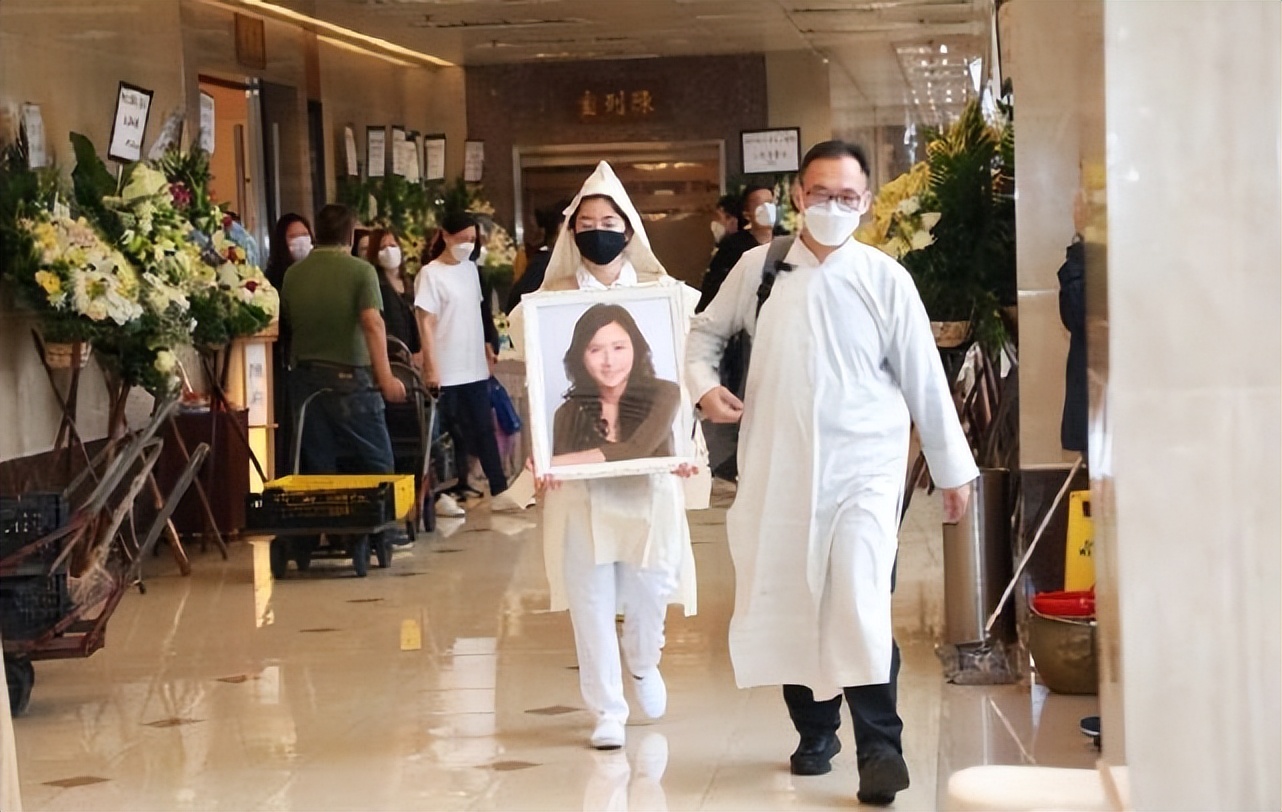 祝文君遗体火化进行女儿捧遗照出殡神色哀伤送别母亲