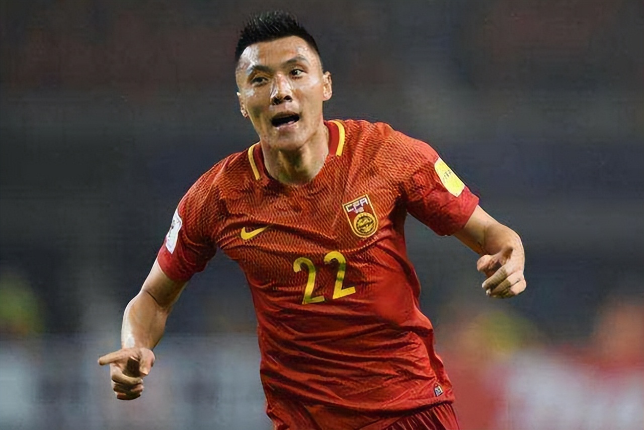 于大宝散步引争议,同样是前场进攻,国足和日本处理不一样|蒿俊闵|于