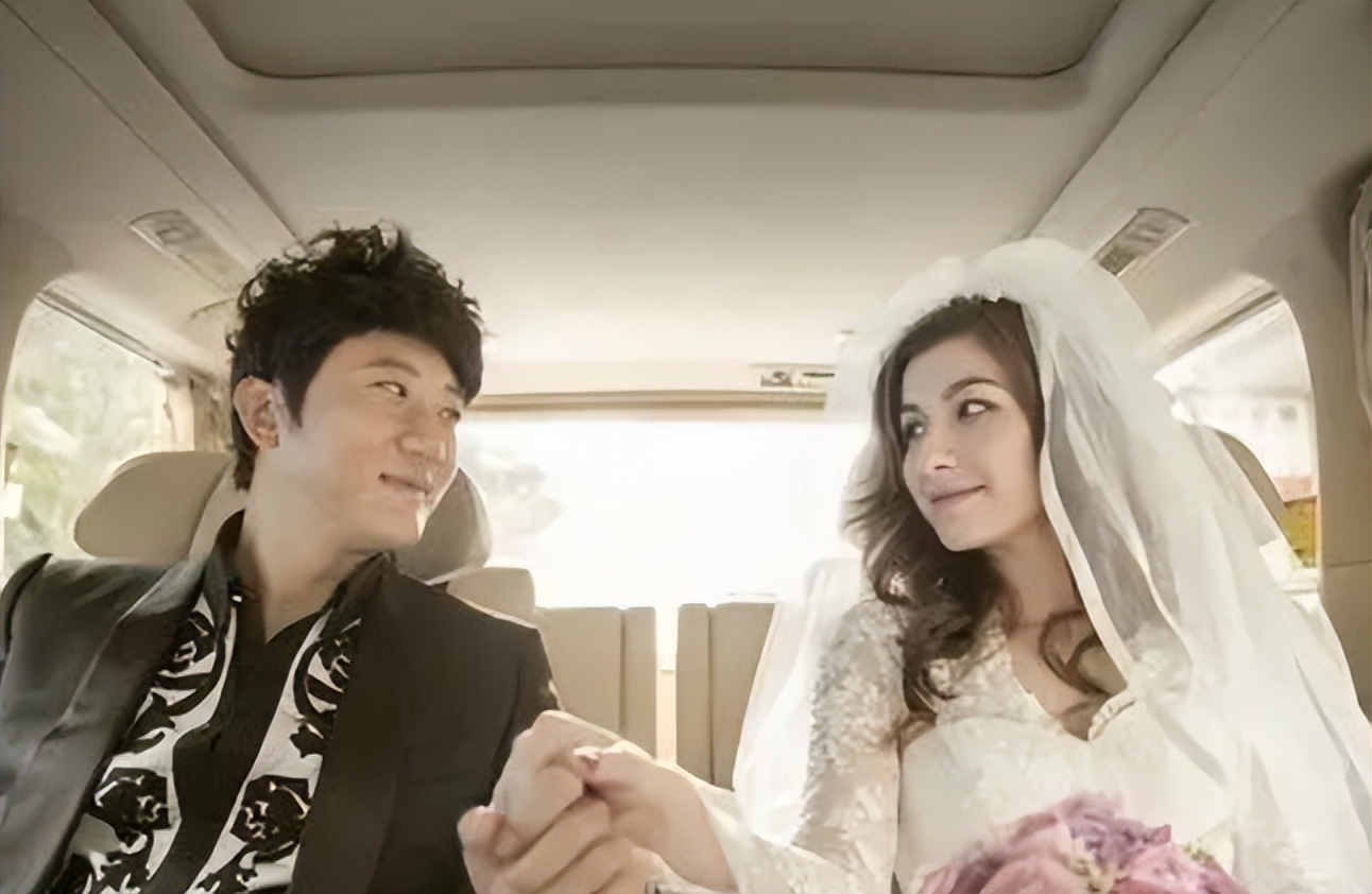 关喆喜得三胎混血妻子罕见出镜家庭背景被称有生娃底气