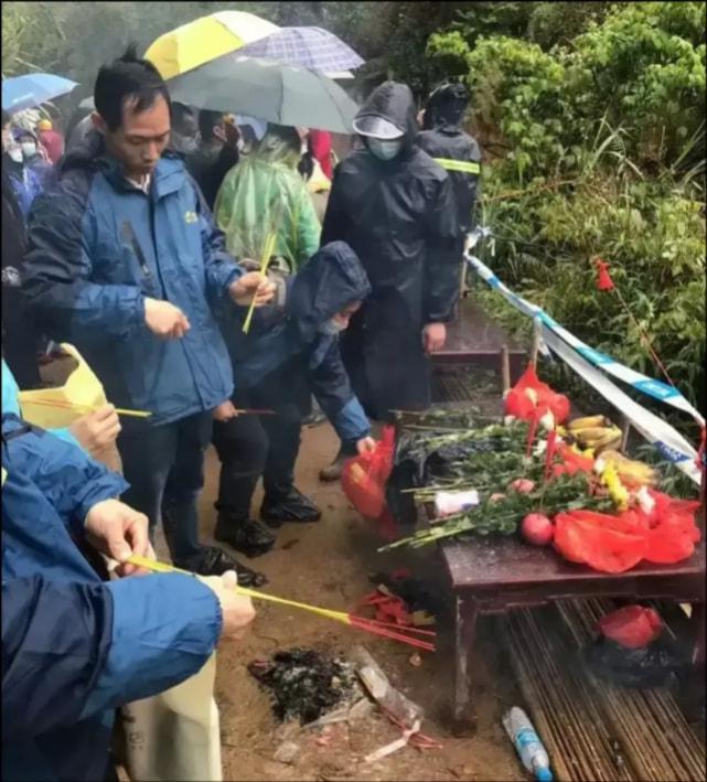 MU5735坠机后,家属带走现场泥土,为何对救援人员进行心理疏导休闲区蓝鸢梦想 - Www.slyday.coM MU5735坠机后,家属带走现场泥土,为何对救援人员进行心理疏导休闲区蓝鸢梦想 - Www.slyday.coM