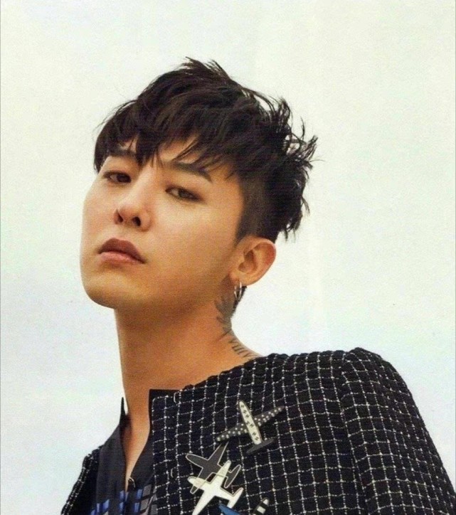 权志龙回归照曝光彩虹色长发十分个性你能get到吗