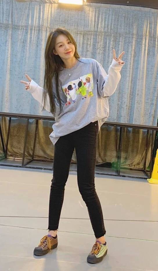 徐梦洁私服随性舒服露脐装工装裤前卫帅气诱人