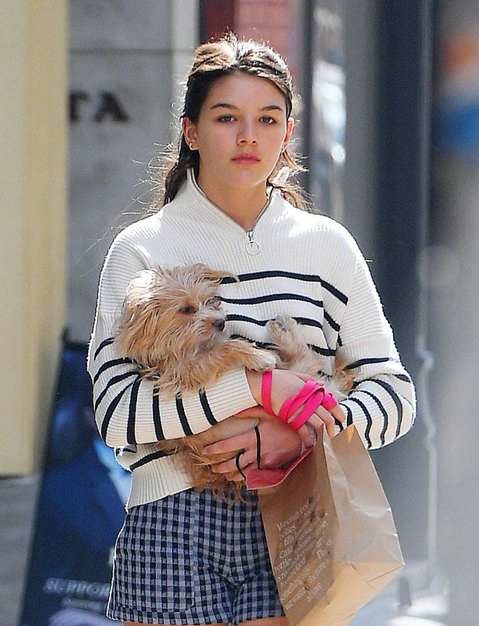 汤姆克鲁斯女儿苏瑞长大了穿小短裙街头遛狗颜值像爸爸翻版