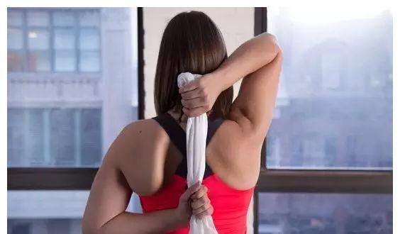 瑜伽牛面式双手在背后扣不上怎么办