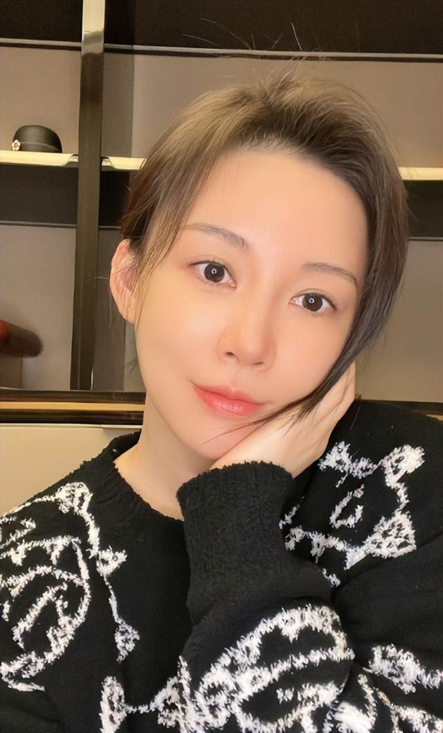 潘晓婷微博发文称交作业,晒出六张素颜自拍照,40岁至今仍然单身__财经