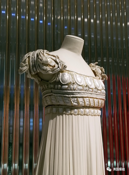 还有倩尼迪公主身穿的完美代表整部动漫宇宙风格概念的连体裙,原版是