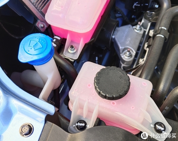 擦亮小哪吒的双眼哪吒v更换led大灯