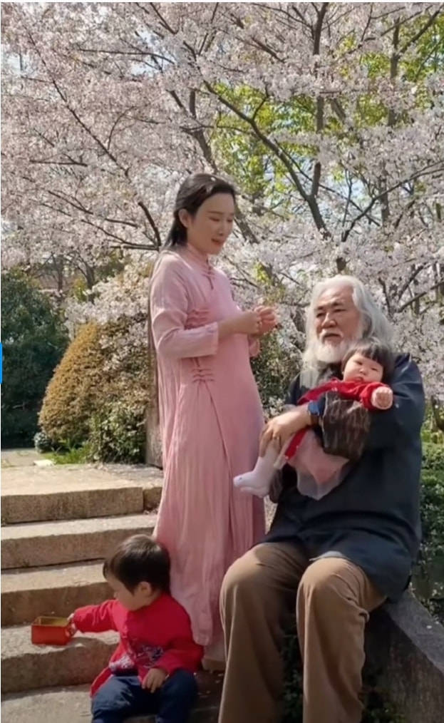 张纪中为娇妻量身打造武侠片，穿一身青衣清秀又飒帅，画面唯美！休闲区蓝鸢梦想 - Www.slyday.coM