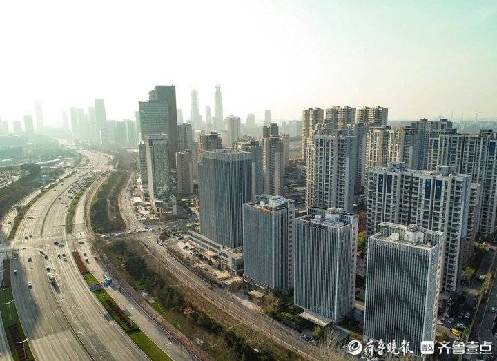 航拍济南经十东路百米高楼云集凸显特大城市风采