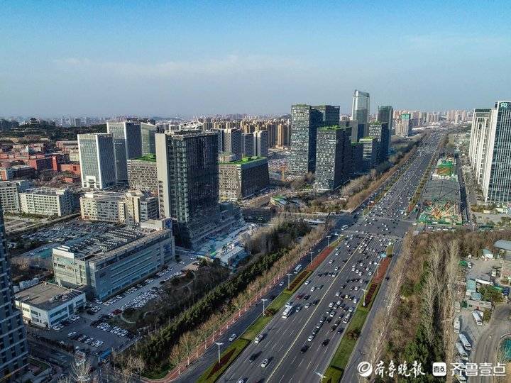 航拍济南经十东路百米高楼云集凸显特大城市风采