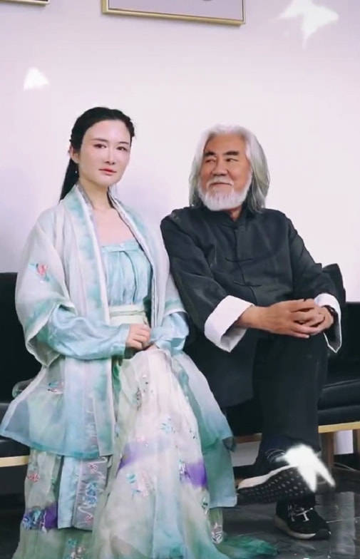 张纪中为娇妻量身打造武侠片，穿一身青衣清秀又飒帅，画面唯美！休闲区蓝鸢梦想 - Www.slyday.coM