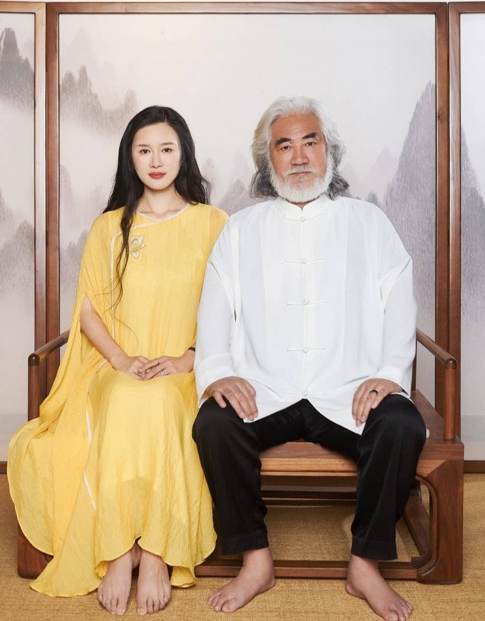 张纪中为娇妻量身打造武侠片，穿一身青衣清秀又飒帅，画面唯美！休闲区蓝鸢梦想 - Www.slyday.coM