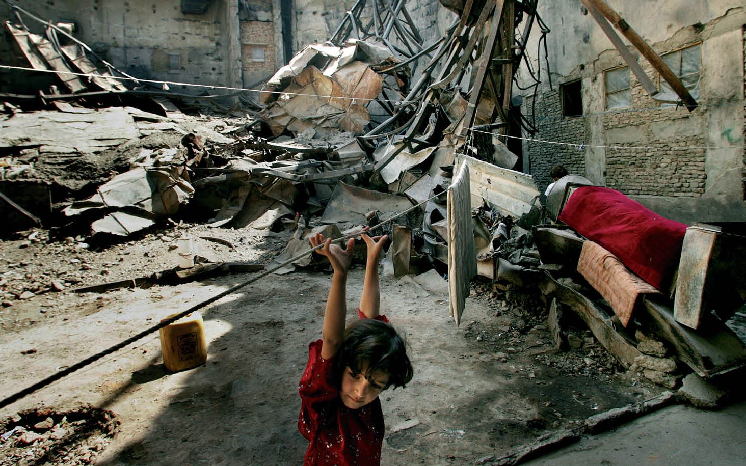 2005年,一个女孩在苏联建造的剧院的废墟上玩晾衣绳.