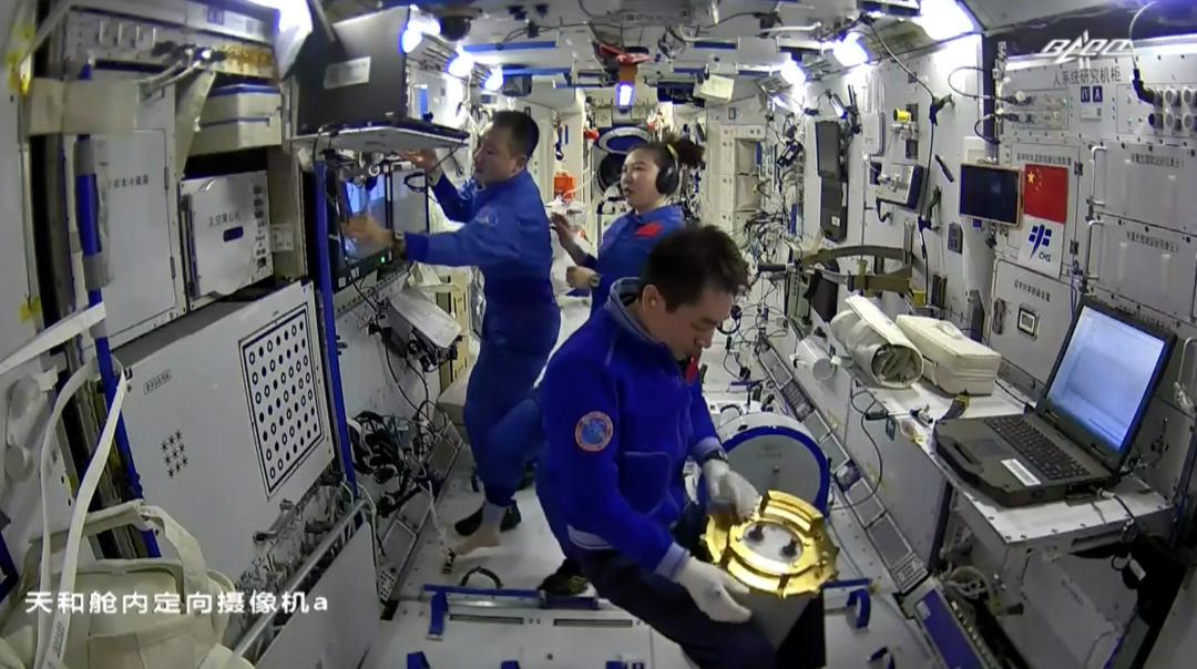 “出差三人组”，回家倒计时！休闲区蓝鸢梦想 - Www.slyday.coM