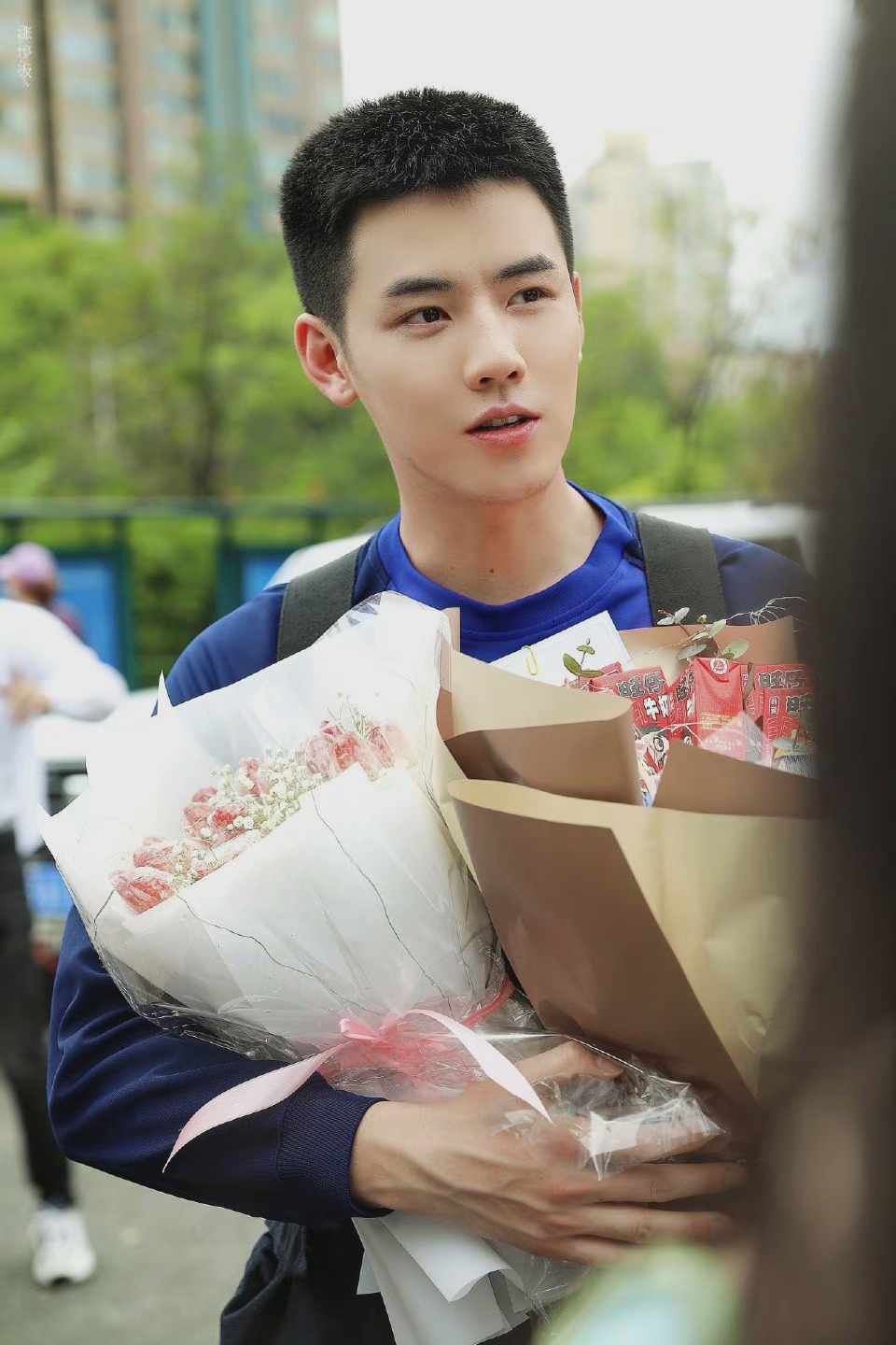 任豪照亮你杀青饭拍路透手捧鲜花好阳光杀青快乐