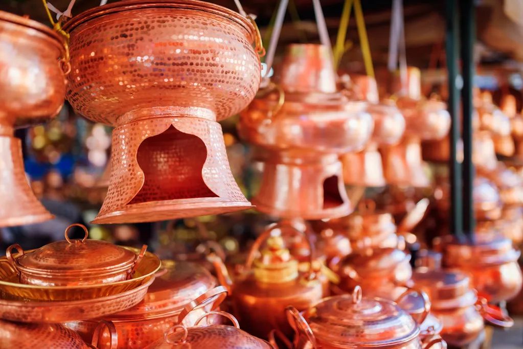 古城内的街道依山傍水修建,街道以红色角砾岩铺就