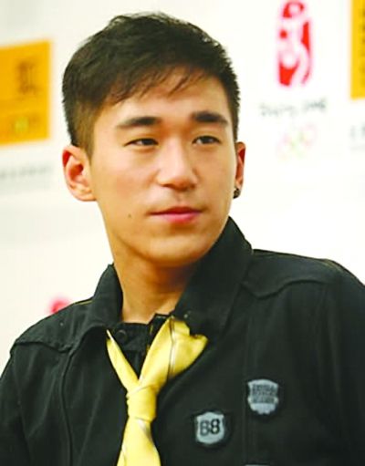 童瑶散发的青春的朝气,一出现在剧组便引起张默的注意.