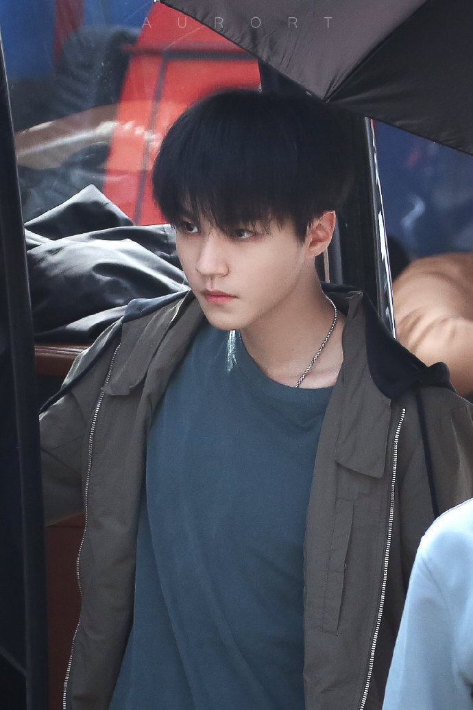 来看王俊凯重生之门饭拍路透