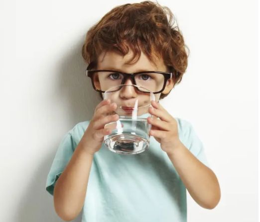 5岁男童因“喝水”就医,医生:3个时间段别给孩子喝水,易积食休闲区蓝鸢梦想 - Www.slyday.coM 5岁男童因“喝水”就医,医生:3个时间段别给孩子喝水,易积食休闲区蓝鸢梦想 - Www.slyday.coM