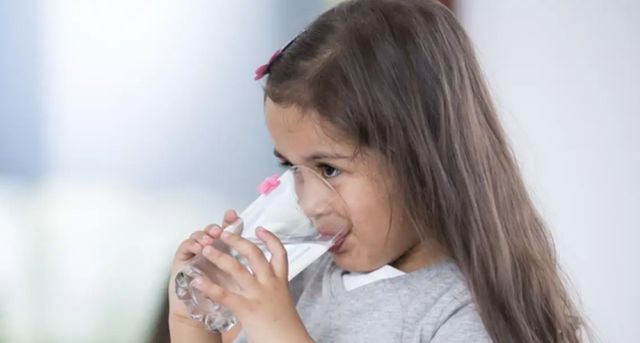 5岁男童因“喝水”就医,医生:3个时间段别给孩子喝水,易积食休闲区蓝鸢梦想 - Www.slyday.coM 5岁男童因“喝水”就医,医生:3个时间段别给孩子喝水,易积食休闲区蓝鸢梦想 - Www.slyday.coM