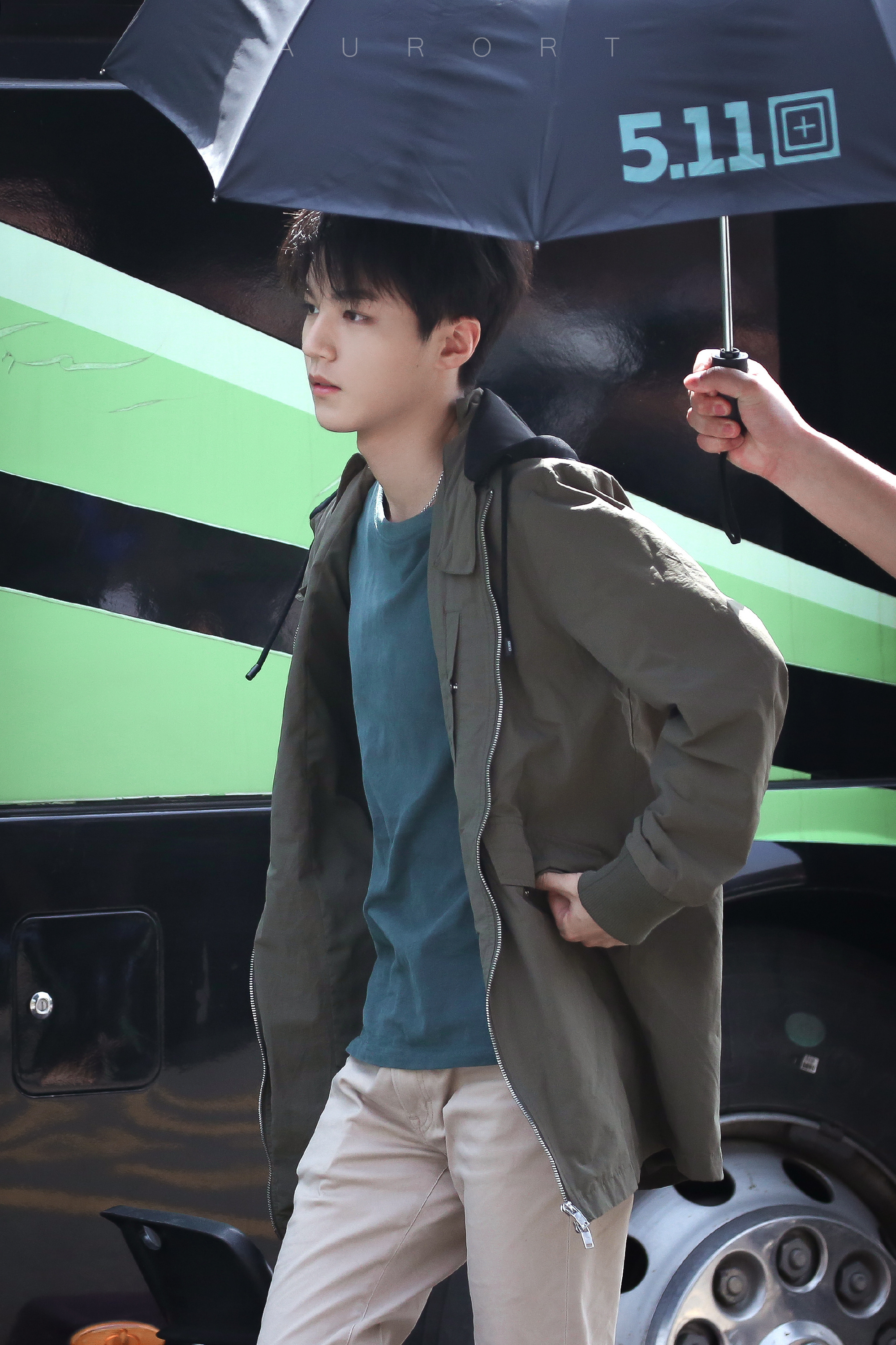 王俊凯重生之门饭拍路透图眼神杀好酷啊