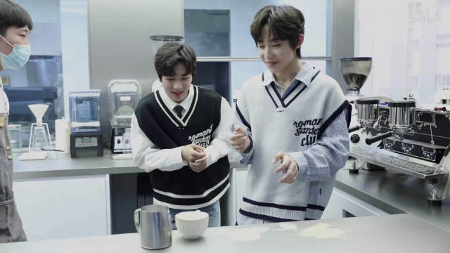 于泽宇和苟明睿两个人做个咖啡都没看住给倒漏了拉花失败哈哈哈哈哈哈