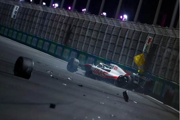 F1传奇车手舒马赫之子在沙特参加大奖赛，遭遇车祸被送医治疗休闲区蓝鸢梦想 - Www.slyday.coM