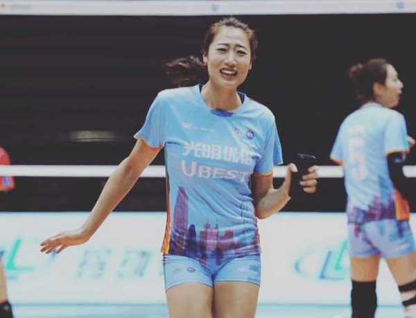 从女排球员到电影演员,虽然刘晏含188公分的身高成为了难题,可是不得