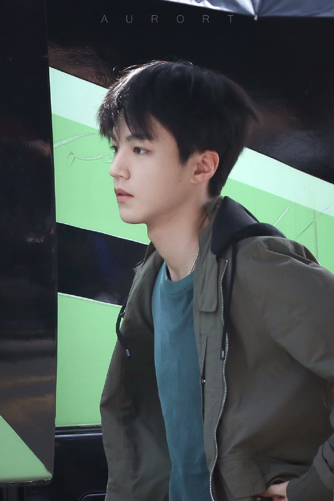 王俊凯重生之门饭拍路透来了这个眼神鲨好绝