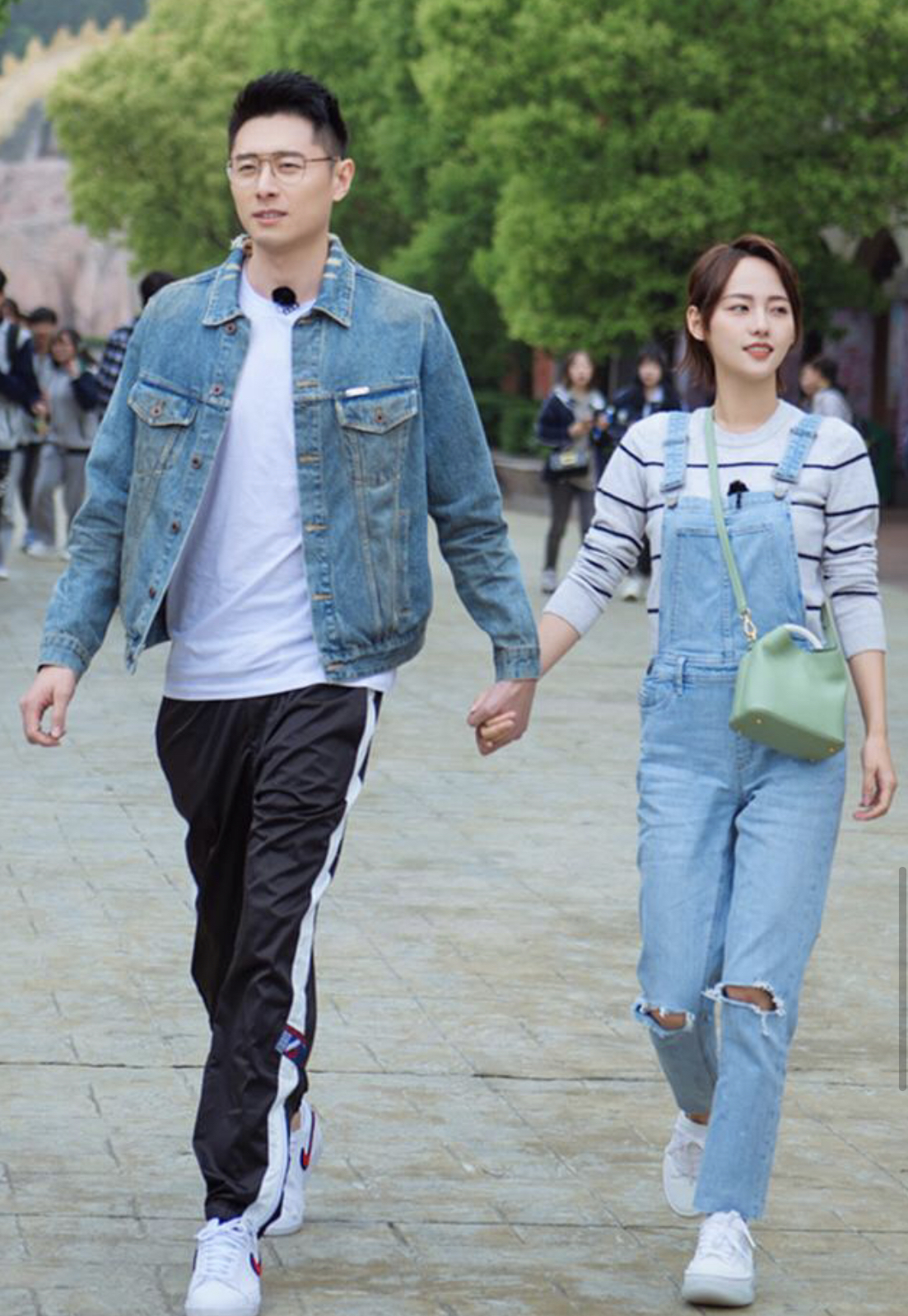 张嘉倪一家四口甜蜜同框穿休闲装时尚又舒适颜值好高太养眼