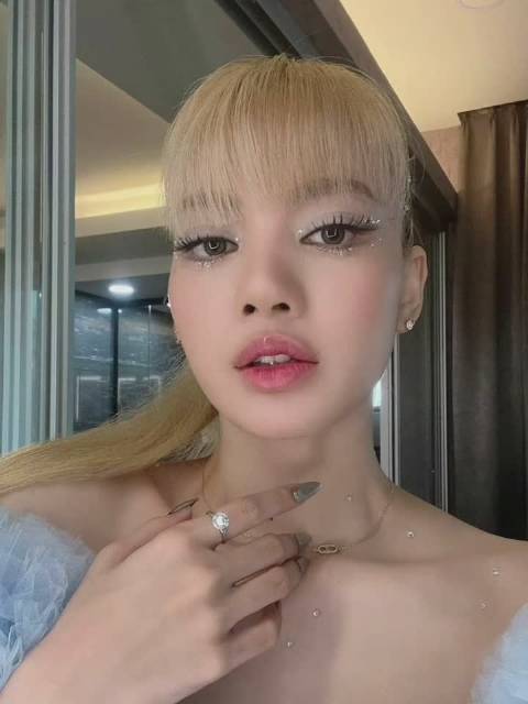 lisa25岁庆生照lisa25岁庆生照黄发高马尾blingbling的眼妆太好看啦祝