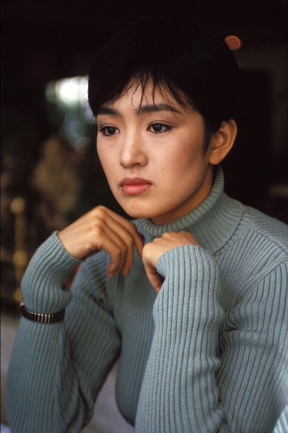 巩俐穿基础款也有女王范绿色毛衣配牛仔裤看似简单其实挺高级