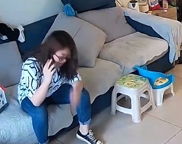 女子突然接到老家亲戚的电话,得知老家有长辈去世后崩溃了休闲区蓝鸢梦想 - Www.slyday.coM 女子突然接到老家亲戚的电话,得知老家有长辈去世后崩溃了休闲区蓝鸢梦想 - Www.slyday.coM