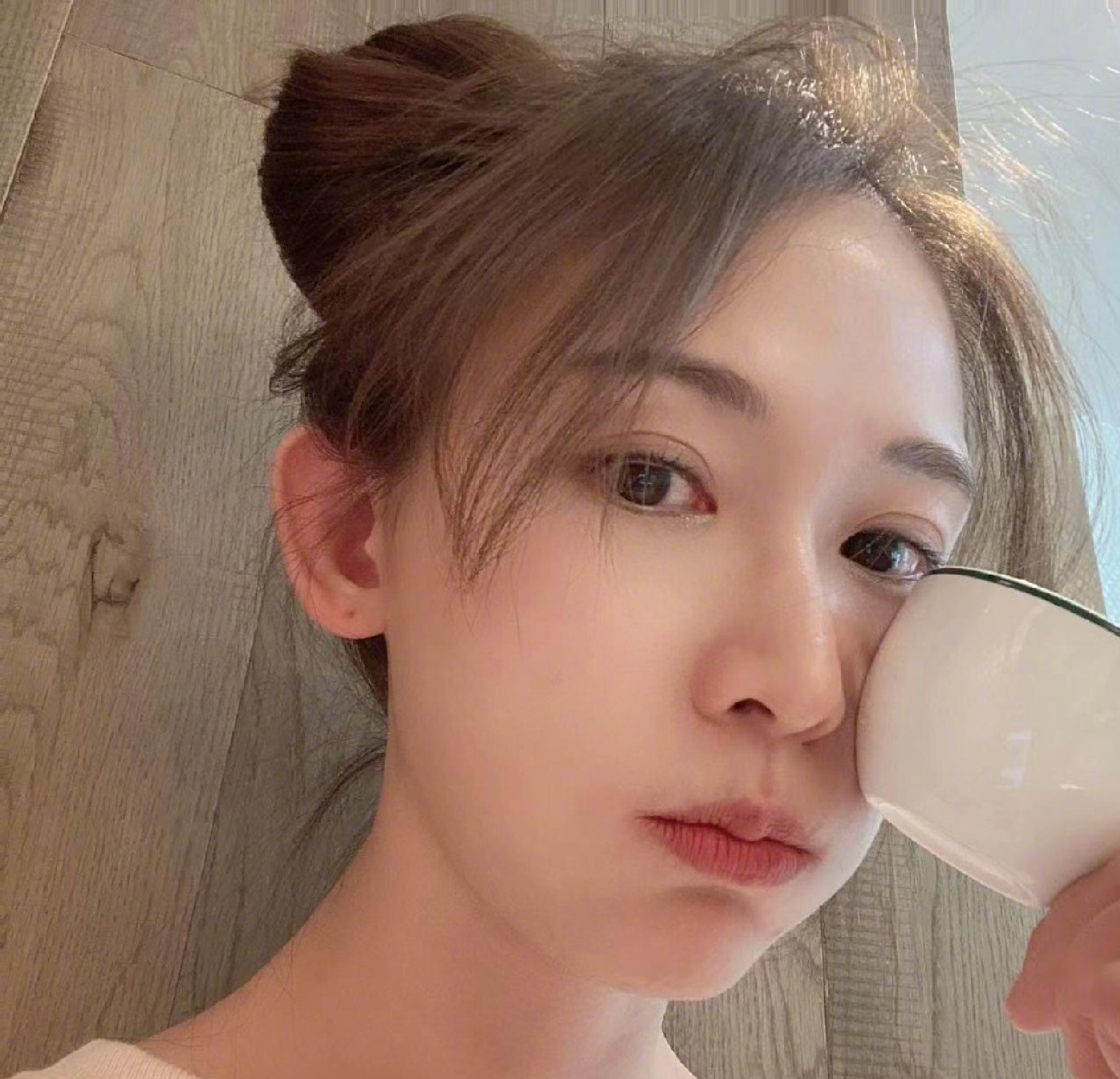 林志玲产后首次晒照嘟嘴自拍状态超好希望大s未来也能这么好