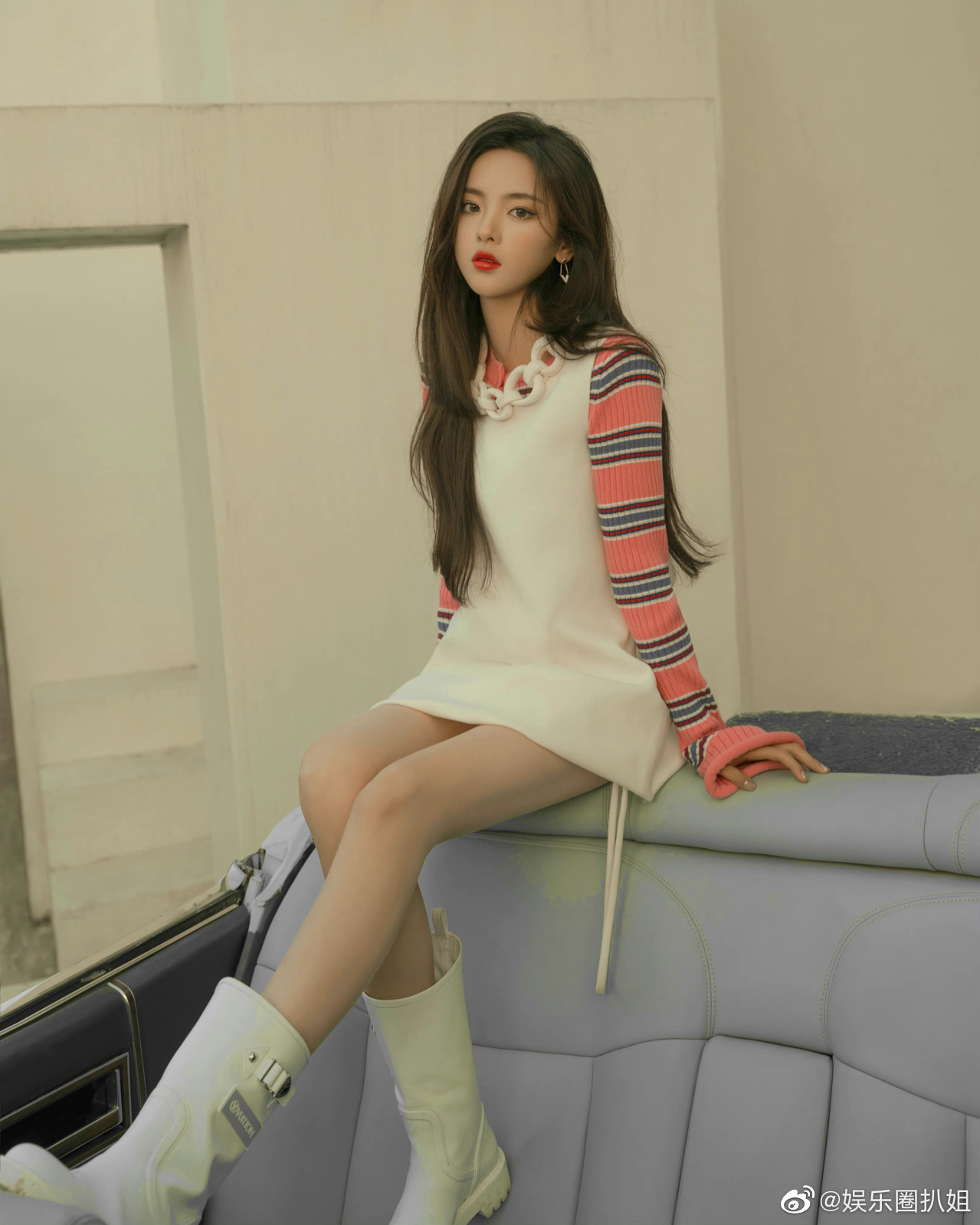 杨超越晒出自拍照带着发带穿着白色睡衣