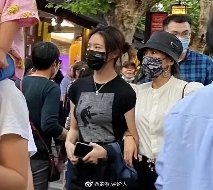 网友偶遇到章子怡和女儿小苹果逛街这是姐妹出游吧