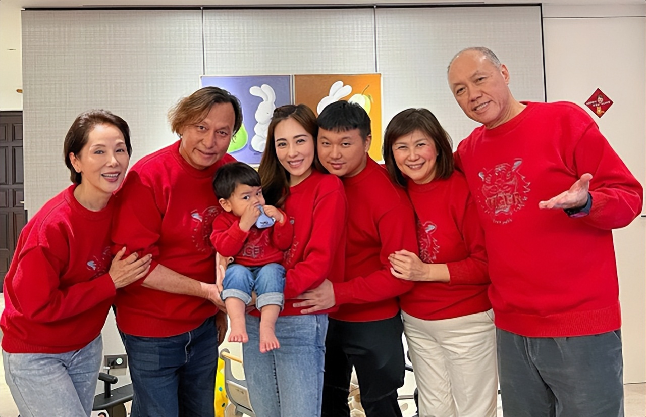 新娘丁巧唯是导演丁仰国与女星林秀君之女,家境背景丝毫不逊新郎官