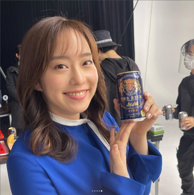 石川佳纯蓝色长裙演啤酒广告温婉气质不输同台女星