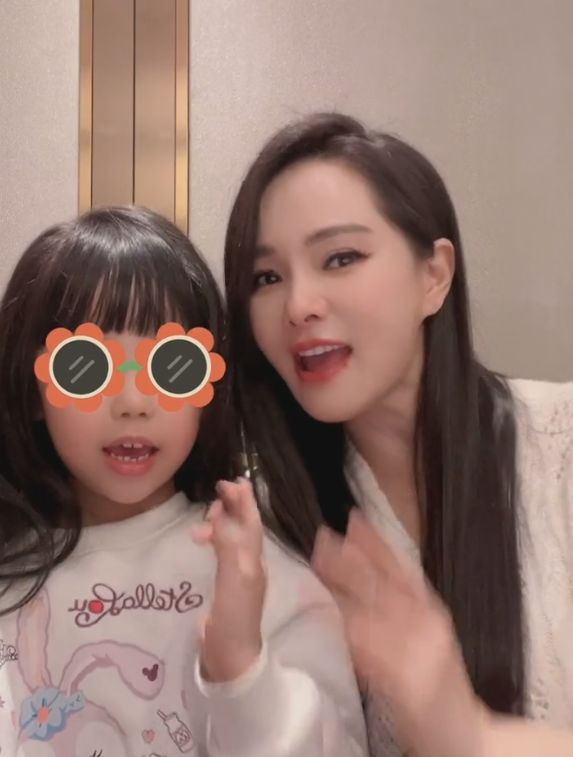 54岁伊能静晒自拍变化大！脸颊凹陷瘦脱相，霸气回怼对其外貌质疑休闲区蓝鸢梦想 - Www.slyday.coM