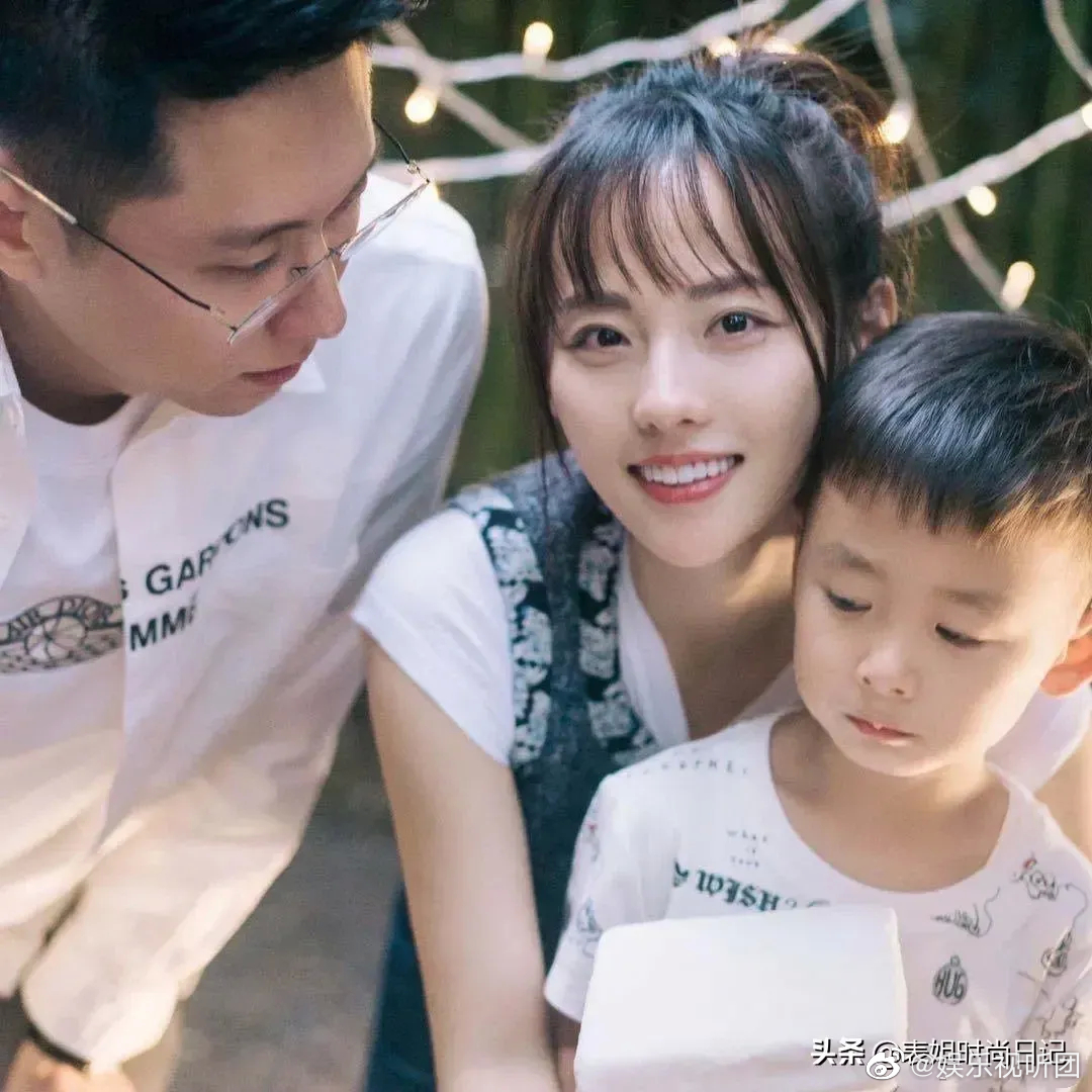 张嘉倪罕见携老公和俩儿子户外踏青游玩