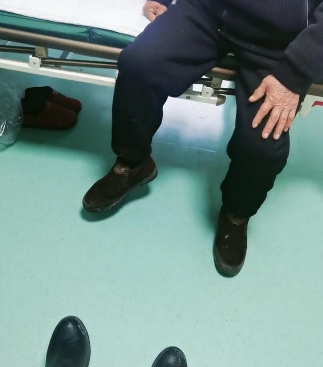女子穿丝袜住院，被隔壁床大爷训斥一顿，网友：他说得对休闲区蓝鸢梦想 - Www.slyday.coM