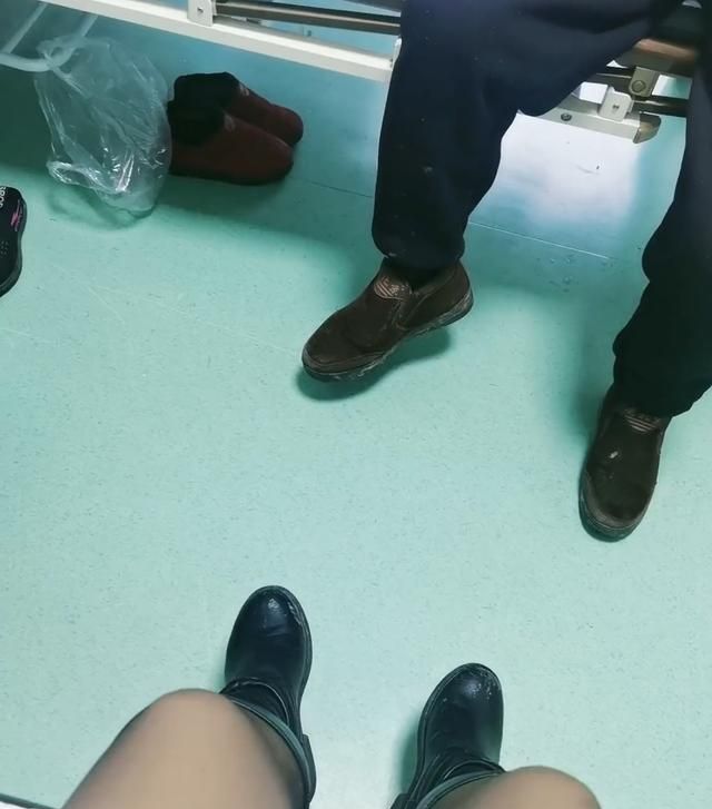 女子穿丝袜住院，被隔壁床大爷训斥一顿，网友：他说得对休闲区蓝鸢梦想 - Www.slyday.coM