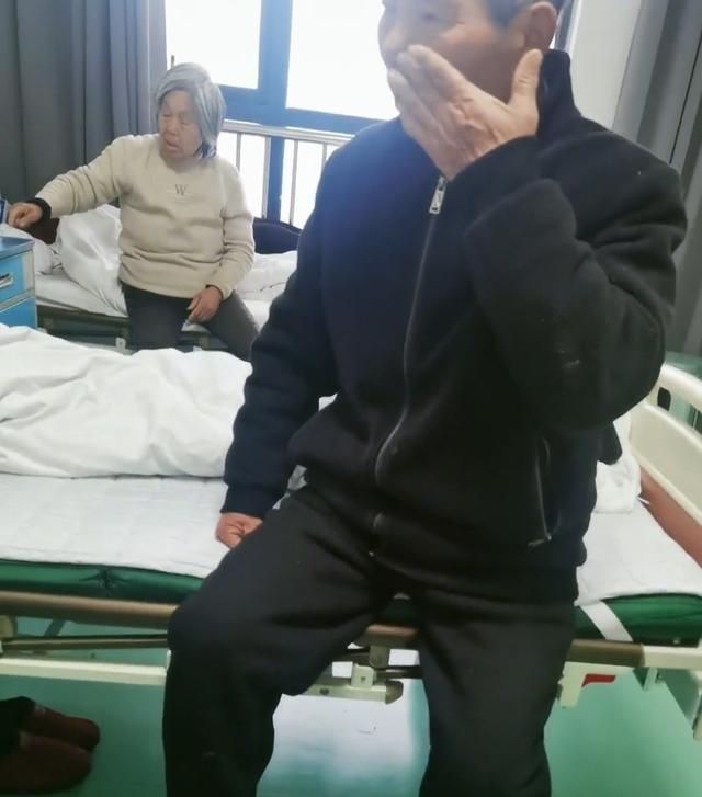 女子穿丝袜住院，被隔壁床大爷训斥一顿，网友：他说得对休闲区蓝鸢梦想 - Www.slyday.coM