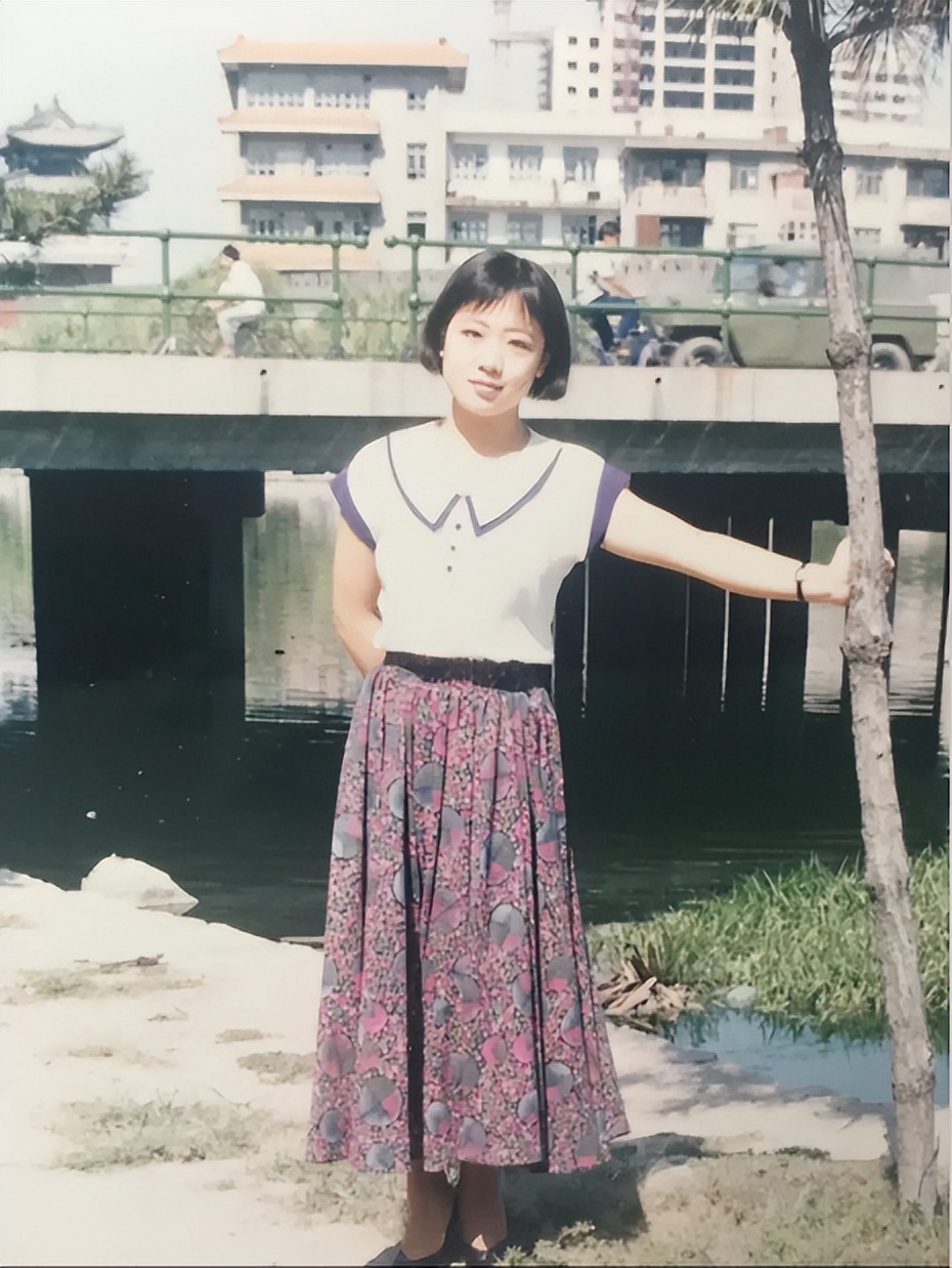 上世纪八九十年代的青春女孩清纯自信甜美笑容沁人心脾