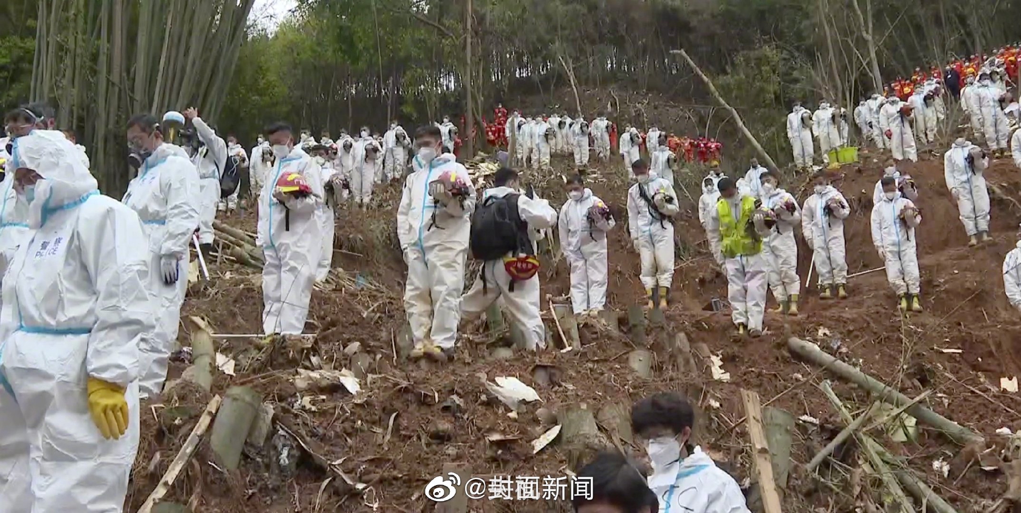 MU5735遇难者集体哀悼活动 面向遇难飞机方向默哀三分钟休闲区蓝鸢梦想 - Www.slyday.coM MU5735遇难者集体哀悼活动 面向遇难飞机方向默哀三分钟休闲区蓝鸢梦想 - Www.slyday.coM