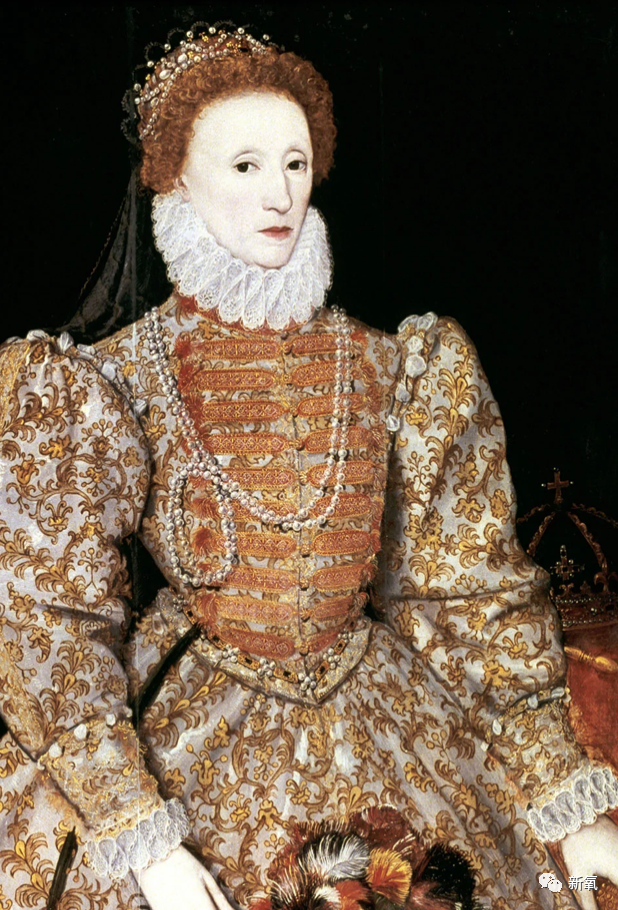 "1600年,摩拉维亚男爵到访英国,目睹女王芳容后,他这样写道:在服饰法