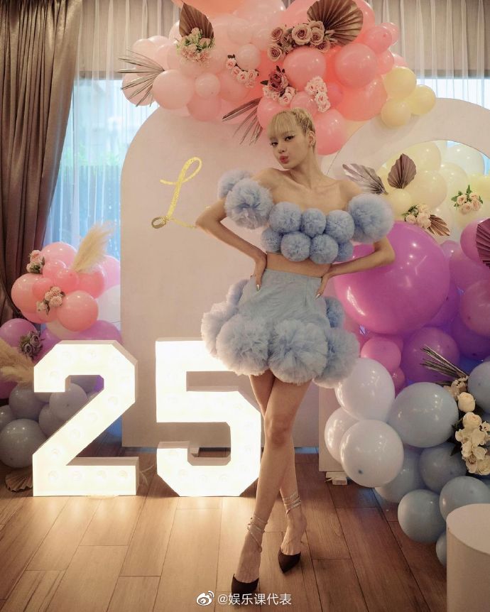 Lisa25岁庆生照曝光，金发蓝裙的芭比~|Lisa_新浪新闻