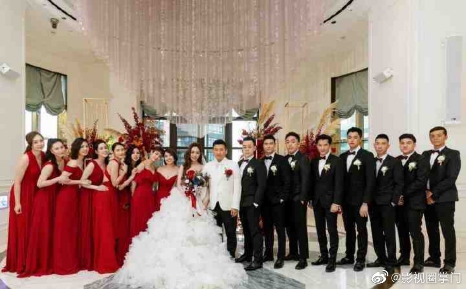 结婚当天伴娘逗趣整新郎 拦门游戏怎么玩好玩又不尴尬