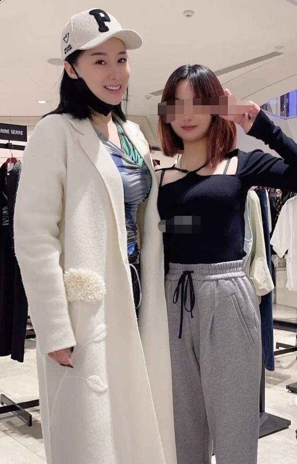 姚芊羽逛奢侈品店42岁材丰腴比少女还火辣至今还是单身